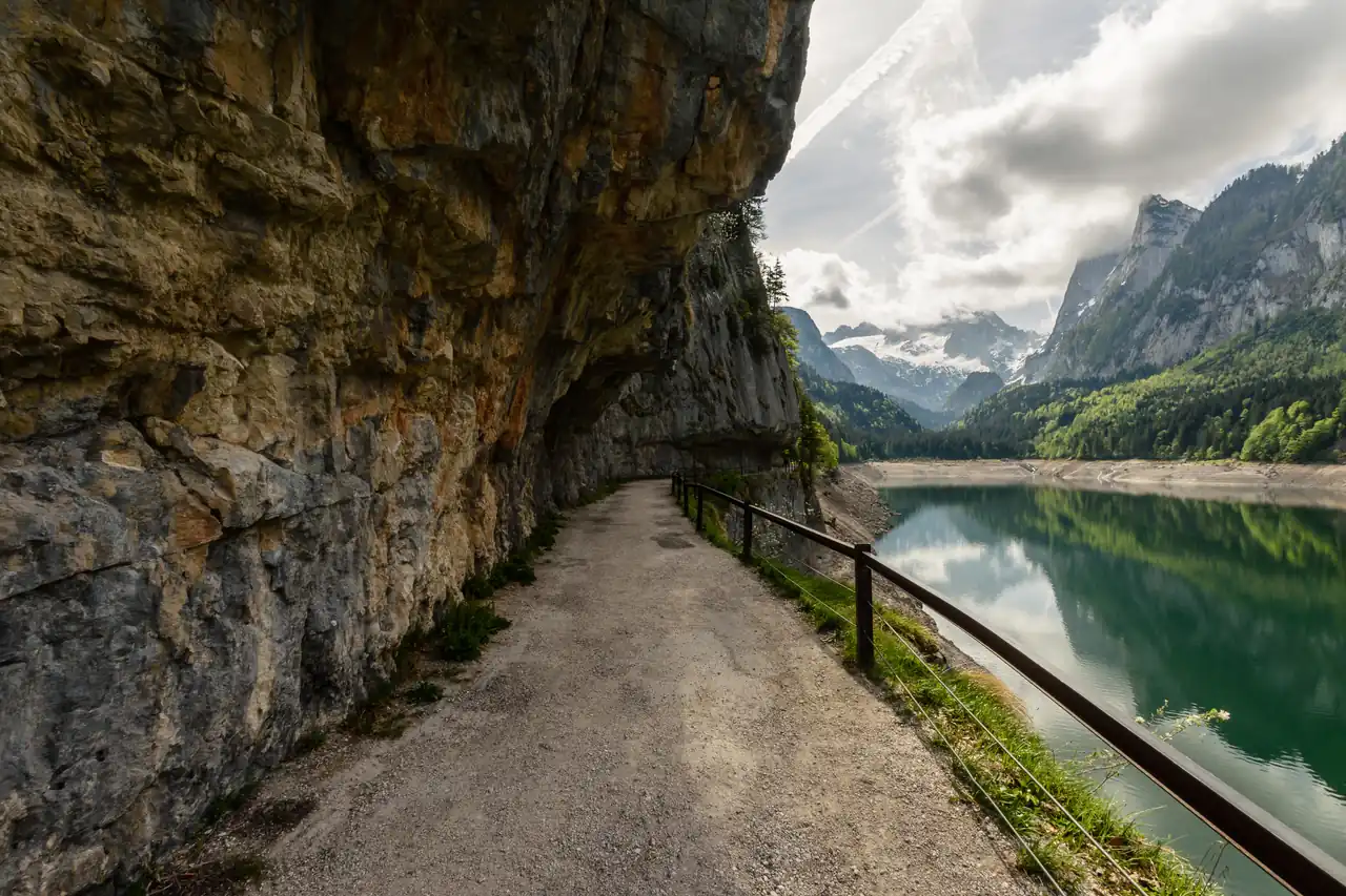 Uferweg am Vorderen Gosausee unter einer Felswand